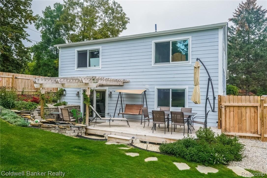 1279 Porter Road White Lake, MI 48383 - Photo 23 of 30 027-Rear_View-4794059-medium.jpg
