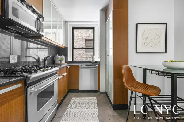 $715,000 | 146 East 49th Street, Unit 2B | Midtown East