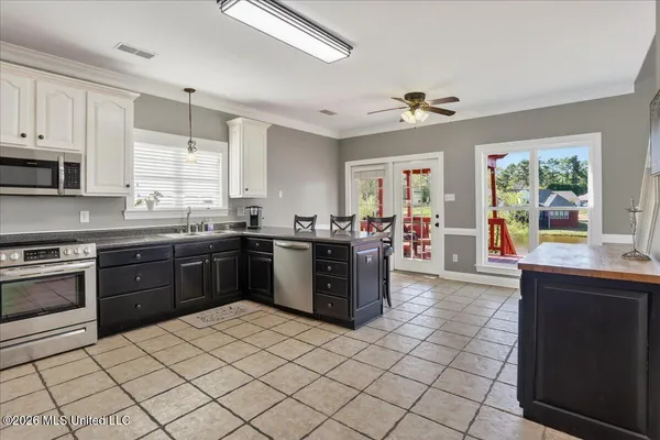 $375,000 | 1203 Lake View Drive, Hernando, MS 38632