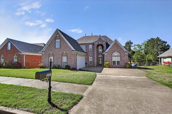 $375,000 | 1203 Lake View Drive, Hernando, MS 38632