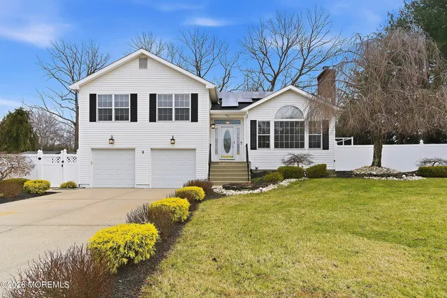 $825,000 | 2 Weasel Creek Court, Howell, NJ 07731
