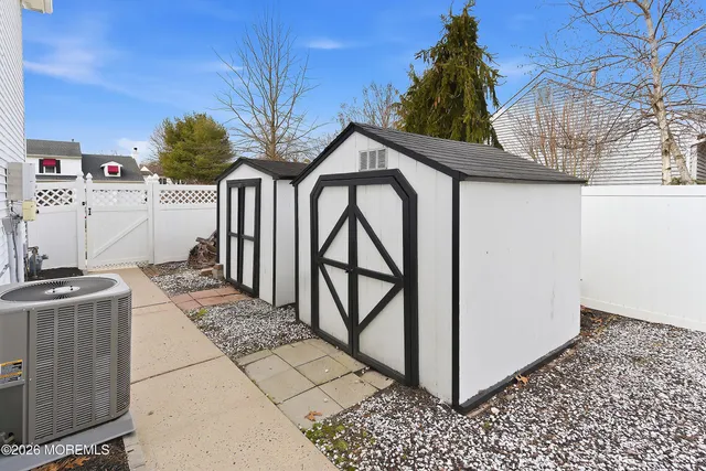 a view of a house with backyard