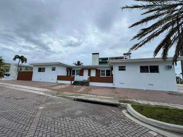 $3,000 | 338 Roosevelt Street, Unit 1001, Hollywood, FL 33019