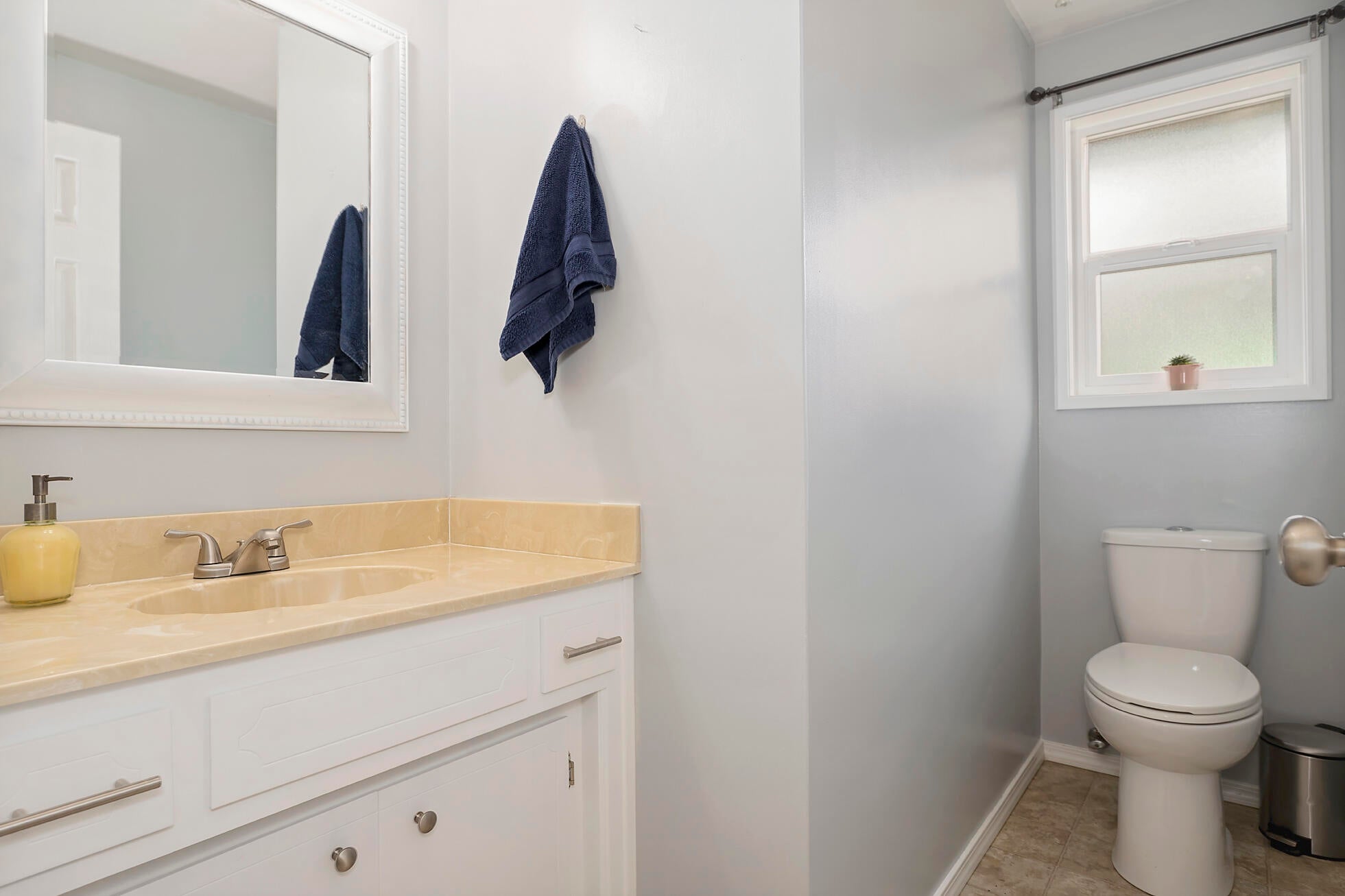 2051 Taylor Road Central Point, OR 97502 - Photo 10 of 18 Half Bath