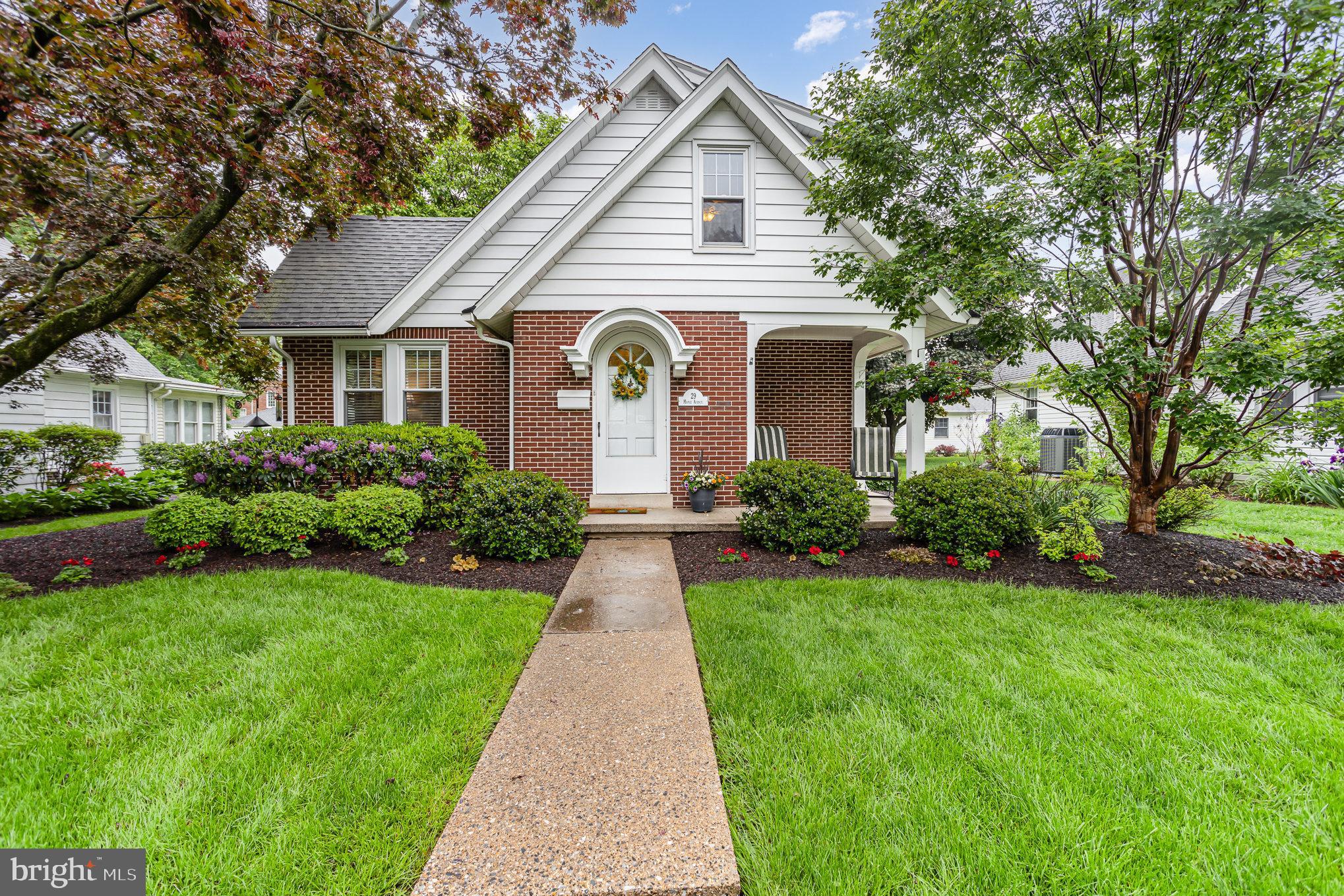 a view of a yard in front of house