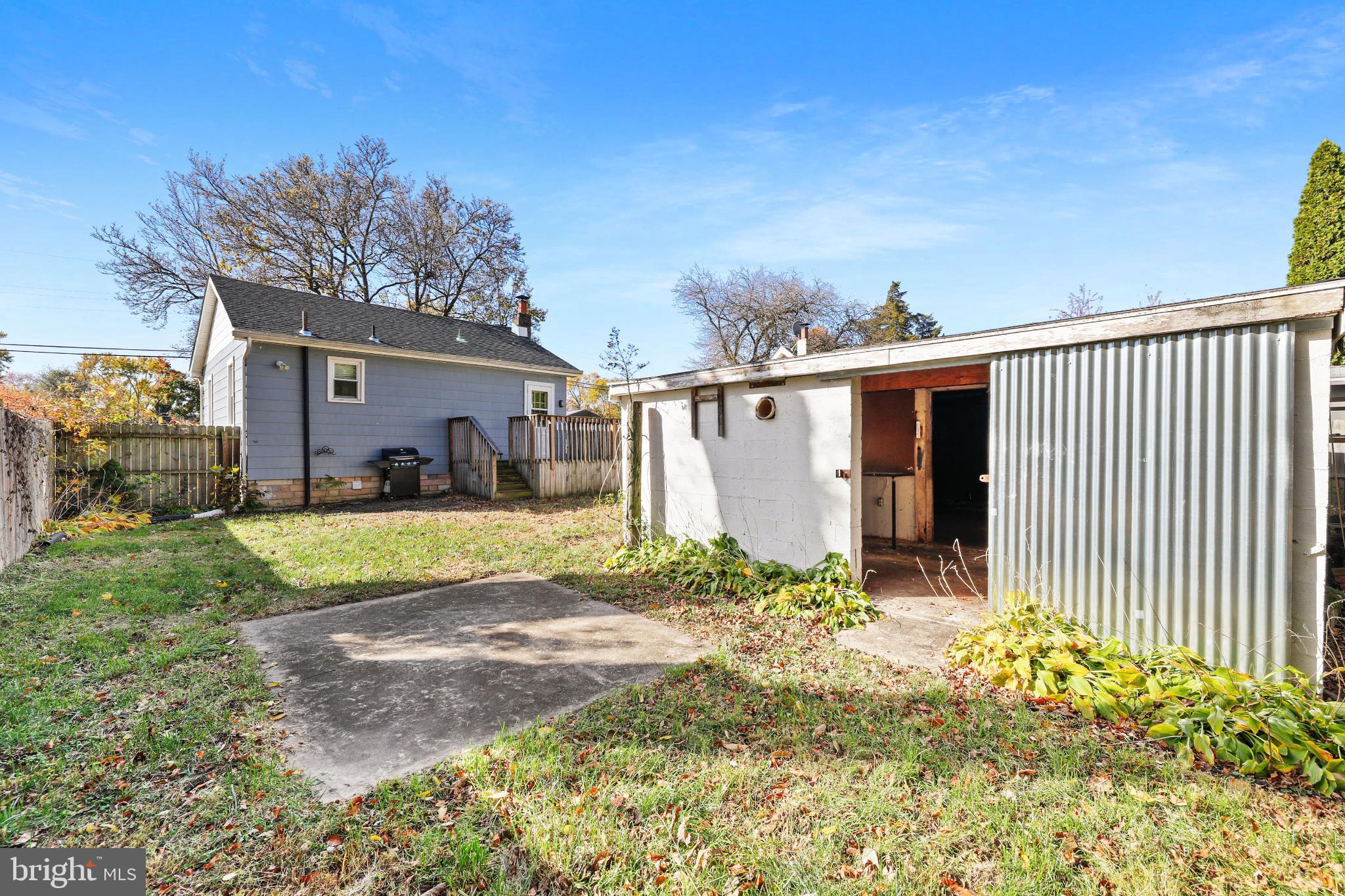 323 3rd Avenue Lindenwold, NJ 08021 - Photo 25 of 34 Charming backyard with potential for creativity.