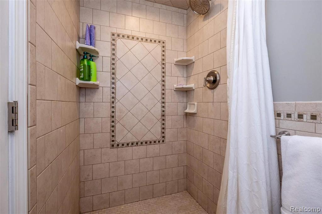 695 Lake Forest Road Rochester Hills, MI 48309 - Photo 32 of 47