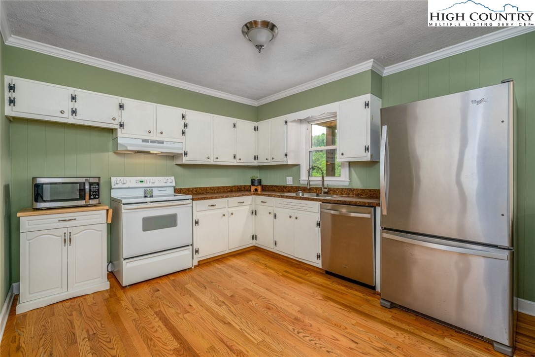 816 Howard Edmisten Road Sugar Grove, NC 28679 - Photo 10 of 49 Gallery Image 10
