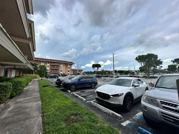 $1,730 | 17530 Northwest 68th Avenue, Unit C3012, Hialeah, FL 33015