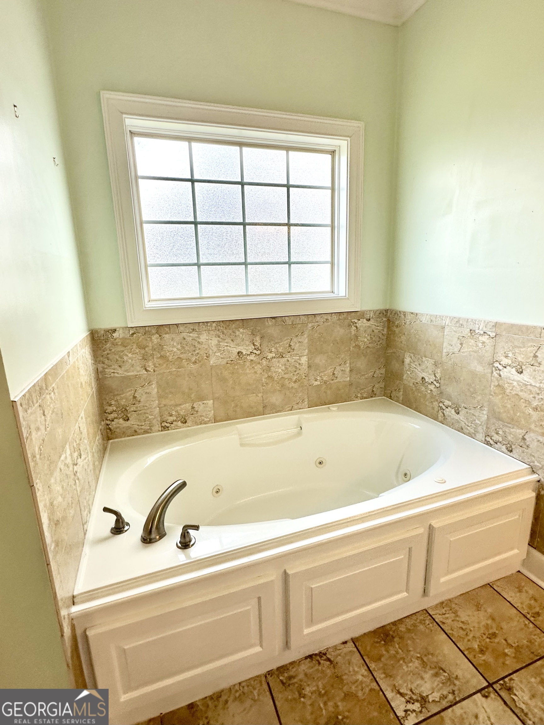 26 Alan Lane Tifton, GA 31793 - Photo 16 of 28 a bathroom with a bathtub