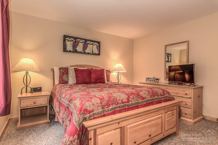 57529 Circle 4 Cabin Road Sunriver, OR 97707 - Photo 11 of 22 The first of two Guest Rooms. Perfect fo