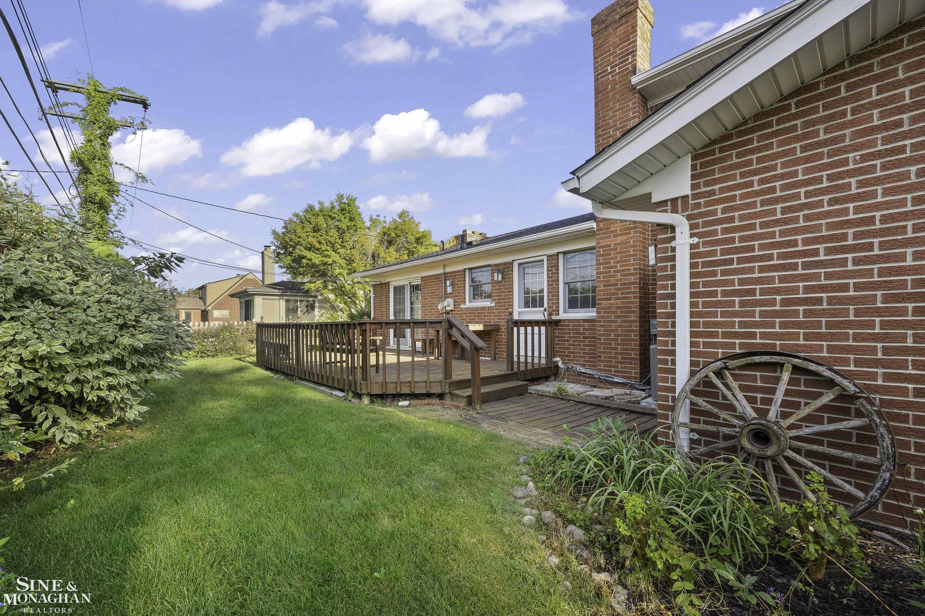 581 North Rosedale Court Grosse Pointe, MI 48236 - Photo 32 of 37 50155825-3baab903-54eb-406d-b342-9c0bf2552538.JPG