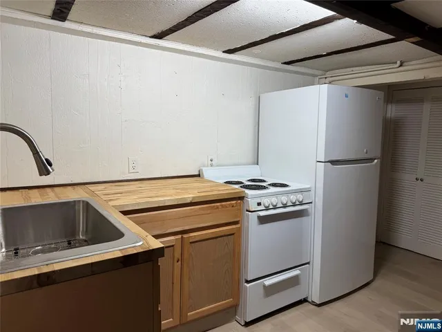 $1,000 | 9 Beaver Avenue, Unit 2, North Arlington, NJ 07031