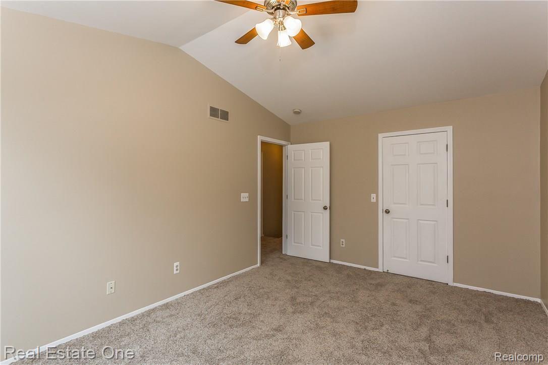 110 Pine Tree Ridge, Unit 43 Waterford, MI 48327 - Photo 15 of 30 021-3675242-large.jpg