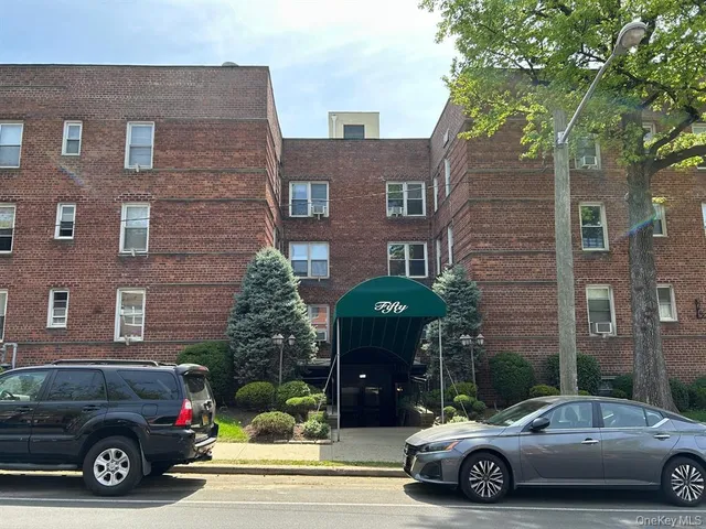 $1,900 | 50 South Middle Neck Road, Unit 2L, Great Neck, NY 11021