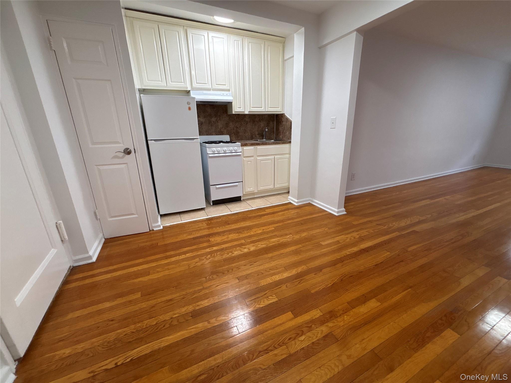 50 South Middle Neck Road, Unit 2L Great Neck, NY 11021 - Photo 2 of 12 a view of a kitchen with wooden floor and electronic appliances