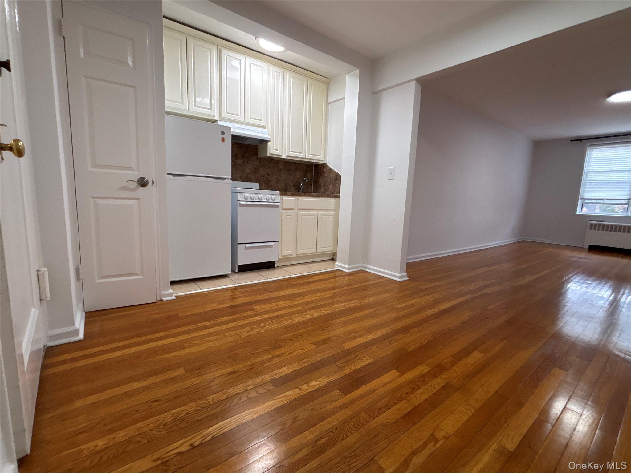 50 South Middle Neck Road, Unit 2L Great Neck, NY 11021 - Photo 3 of 12 a view of a kitchen with wooden floor and electronic appliances