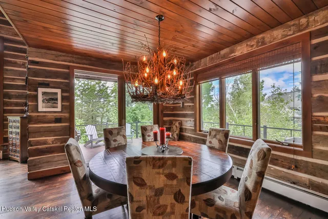 a view of a livingroom with furniture and a ceiling fan