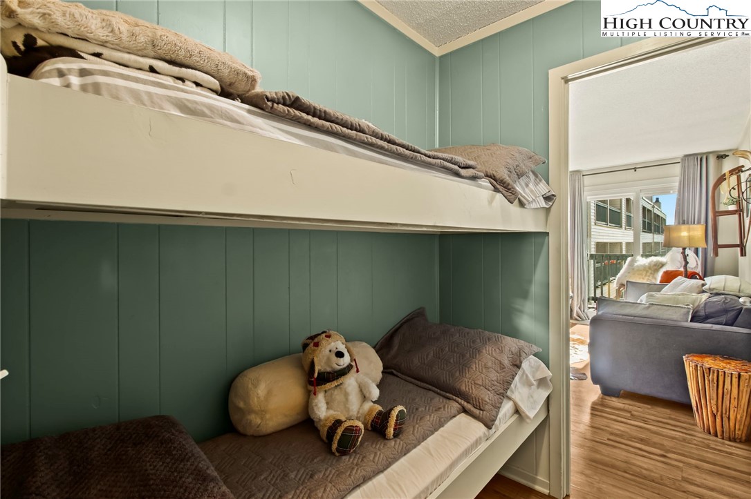 301 Pinnacle Inn Road, Unit 3301 Beech Mountain, NC 28604 - Photo 9 of 18 a view of table and chair