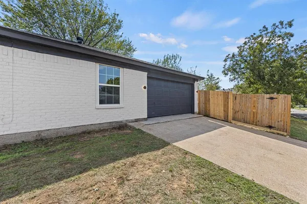 $2,490 | 6000 Cool Springs Drive, Arlington, TX 76001
