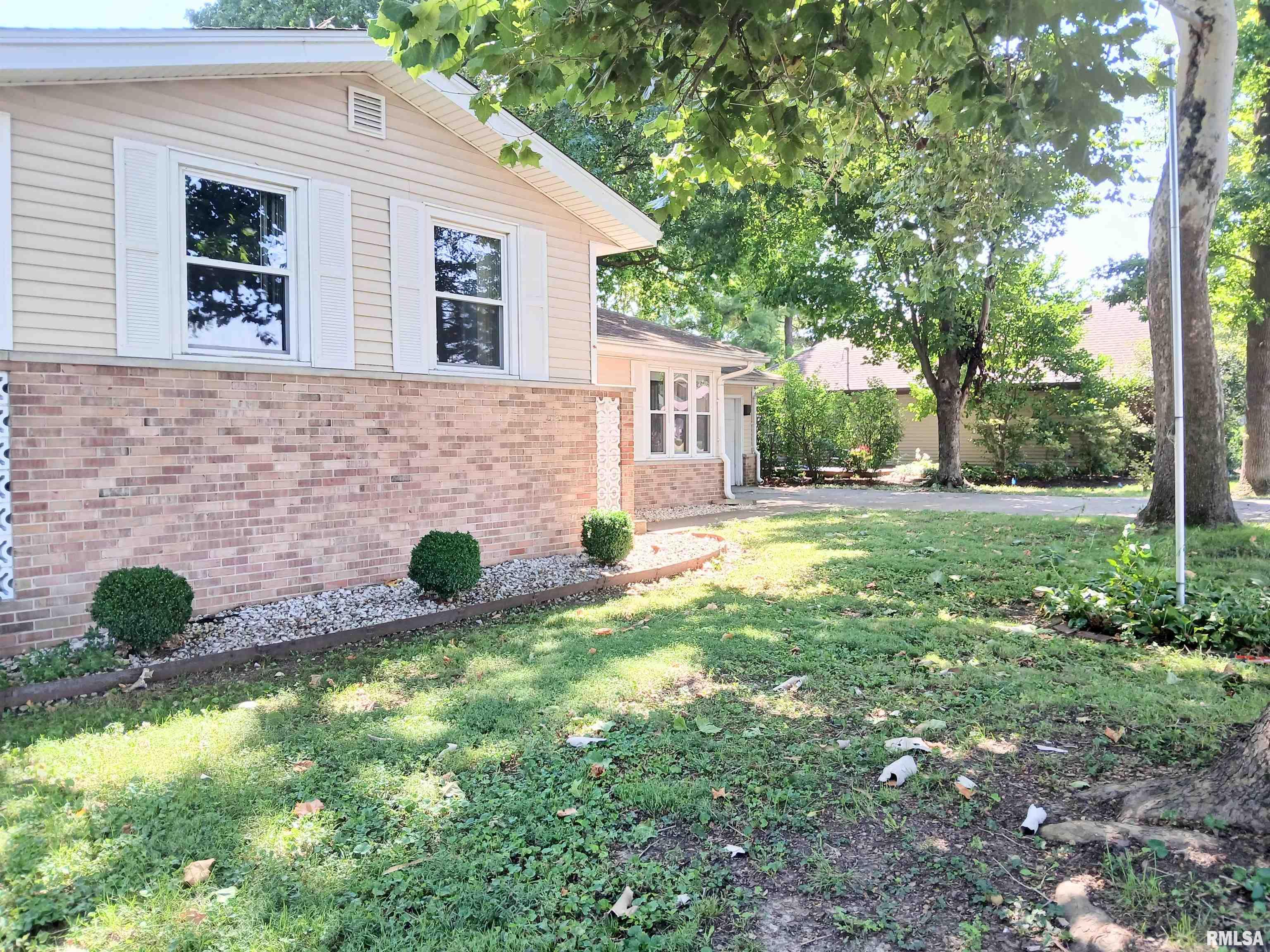 65 Lambert Lane Springfield, IL 62704 - Photo 3 of 40 Gallery Image 3