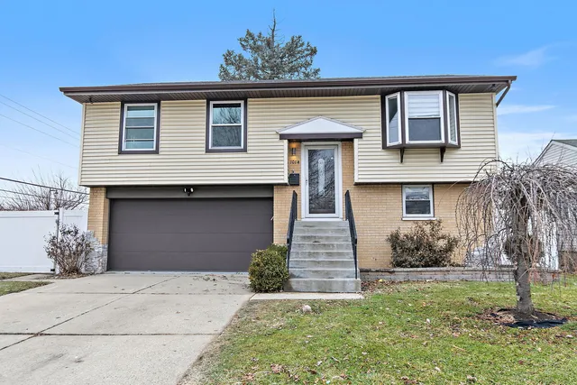$360,000 | 1014 Vine Street, Streamwood, IL 60107