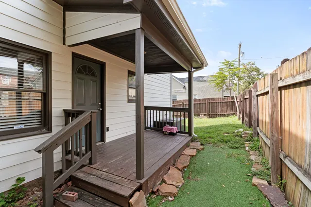 a view of a house with backyard and porch