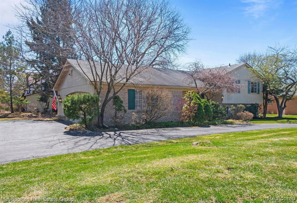 29607 High Valley Road Farmington Hills, MI 48331 - Photo 4 of 27