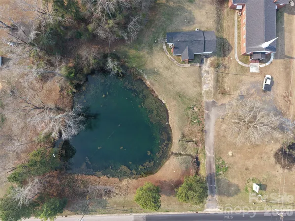 a view of a house with backyard and tree
