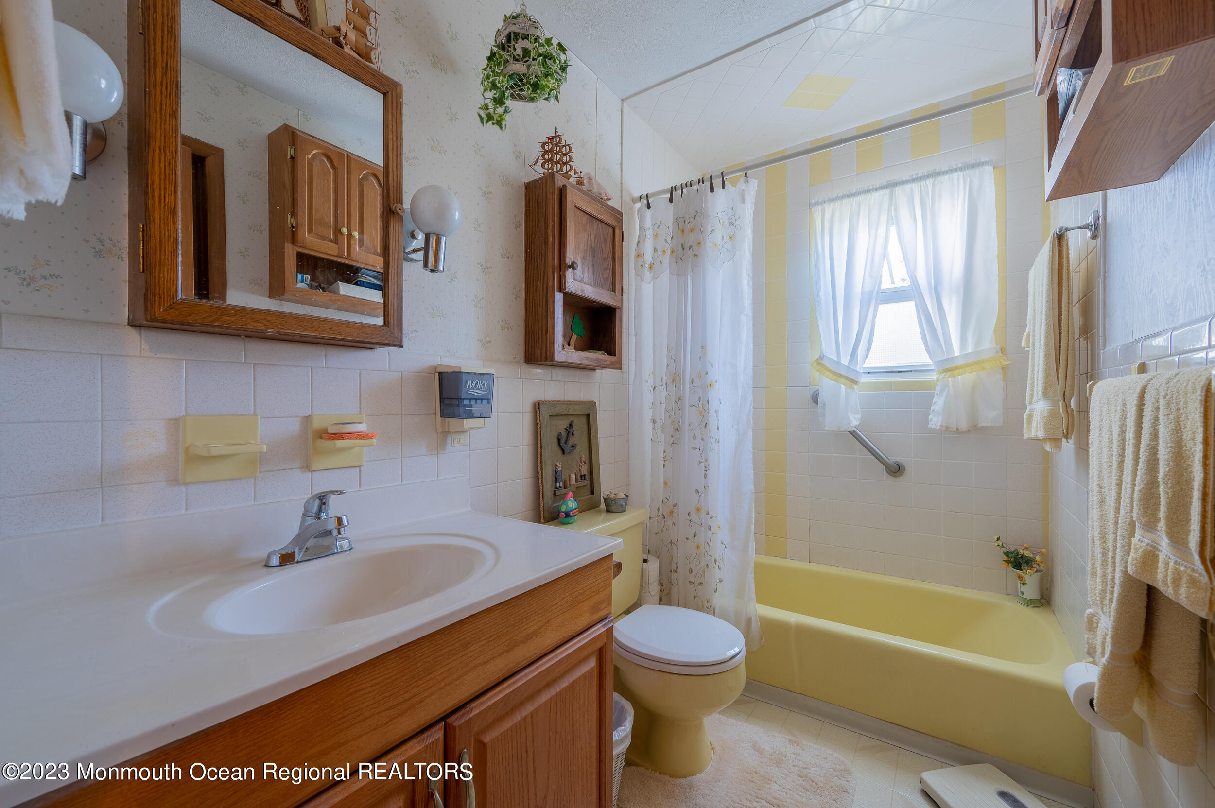 196 Pinewood Road Toms River, NJ 08753 - Photo 16 of 27 Bath 1