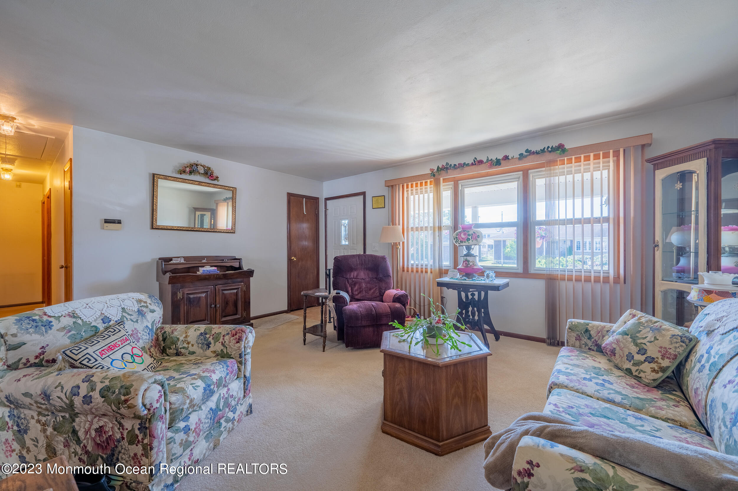196 Pinewood Road Toms River, NJ 08753 - Photo 4 of 27 Living 4