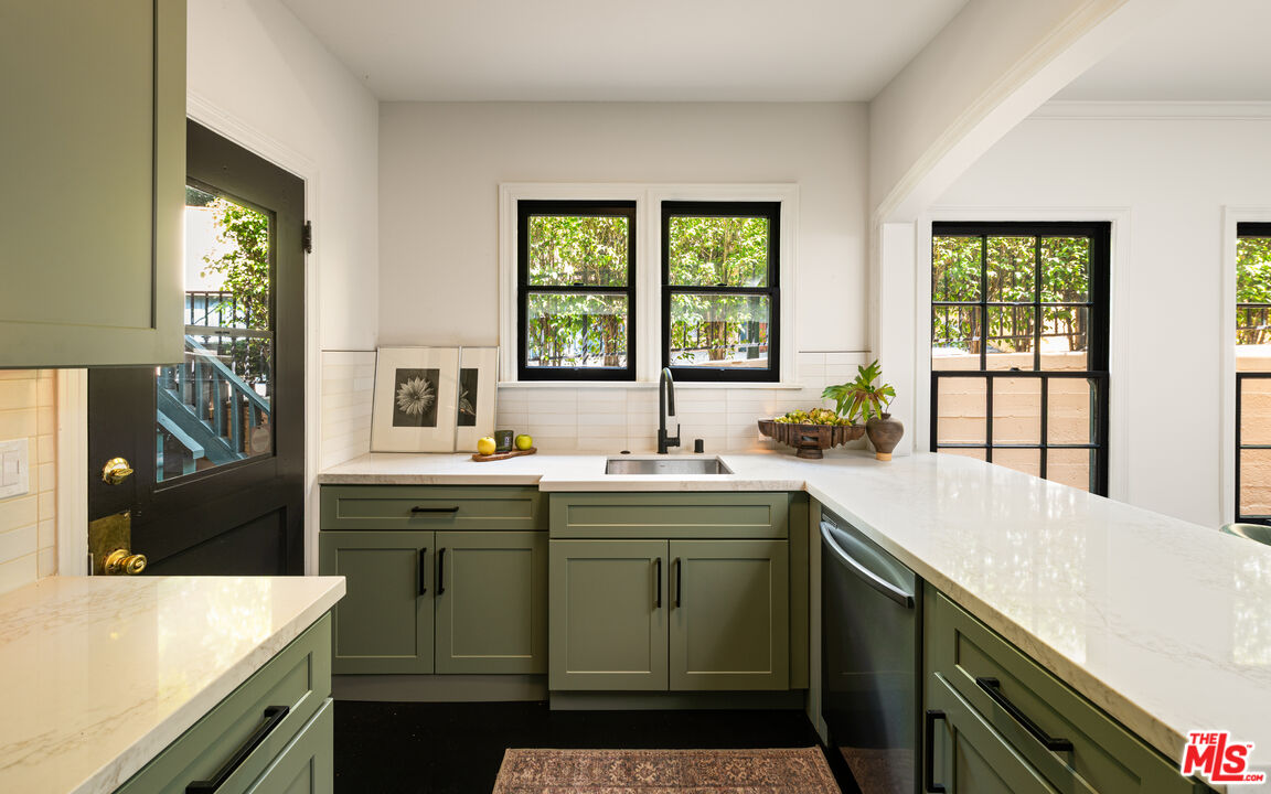 1954 Hillcrest Road, Unit 8 Los Angeles, CA 90068 - Photo 7 of 24