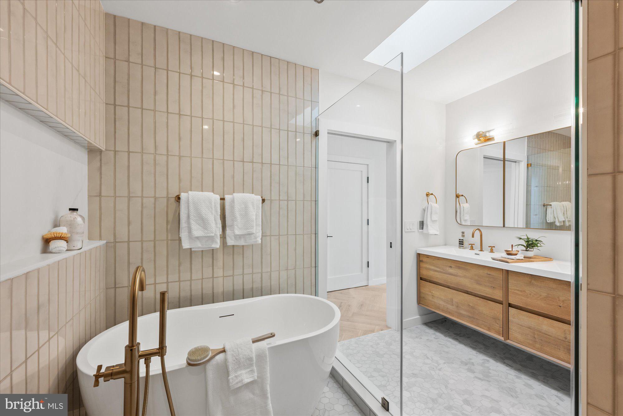 1319 R Street Northwest, Unit 2101 Washington, DC 20009 - Photo 26 of 37 Primary En- Suite Bathroom
