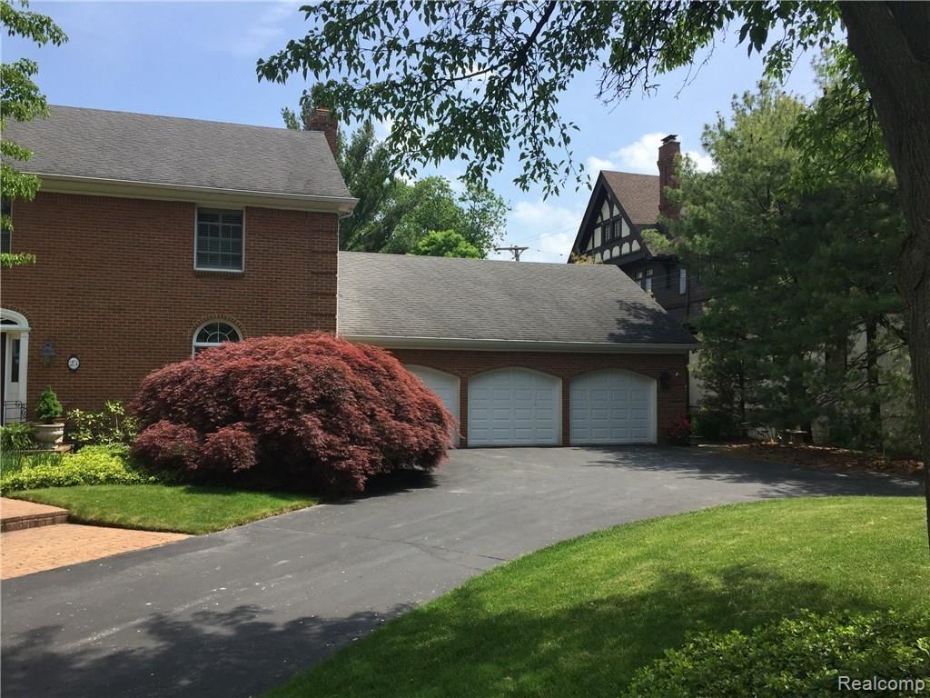 23 Beacon Hill Road Grosse Pointe, MI 48236 - Photo 2 of 33 3 Car attached garage