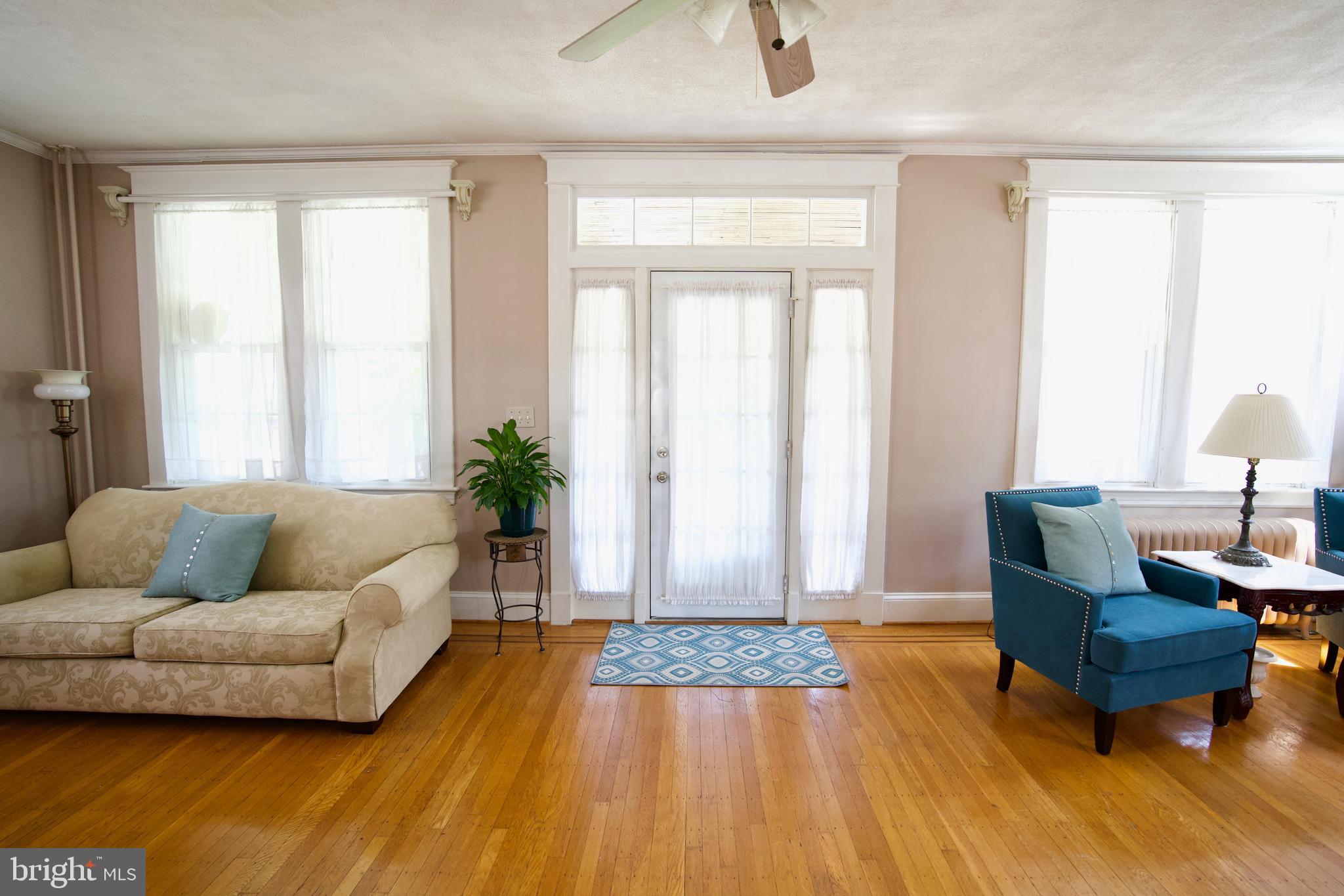 232 Mallow Hill Road Baltimore, MD 21229 - Photo 22 of 63 Living room with ample sun light