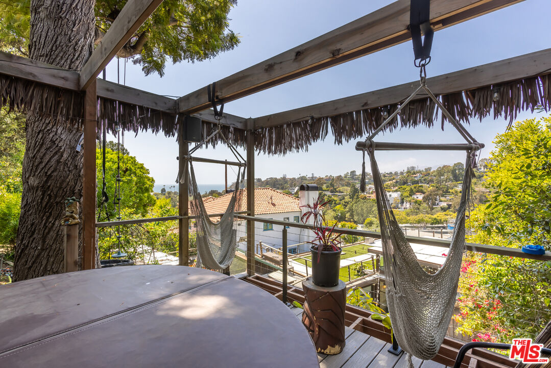 454 Stassi Lane Santa Monica, CA 90402 - Photo 22 of 33 a view of a patio