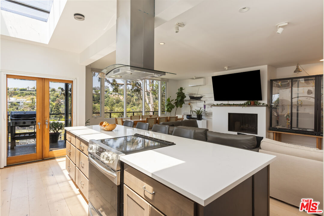 454 Stassi Lane Santa Monica, CA 90402 - Photo 4 of 33