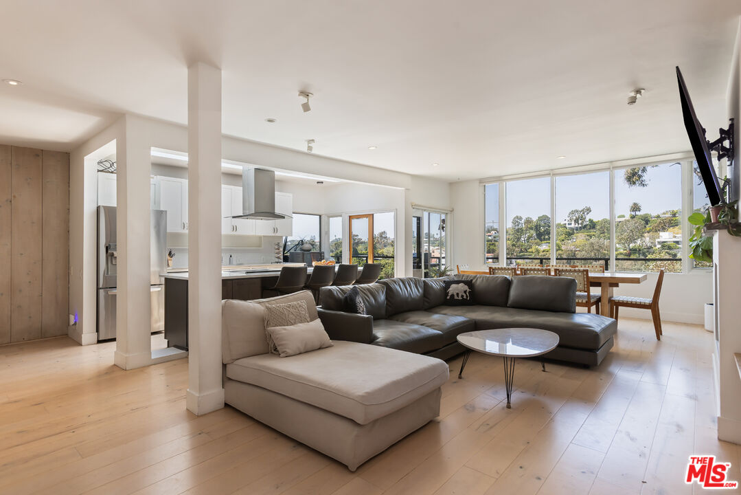 454 Stassi Lane Santa Monica, CA 90402 - Photo 7 of 33