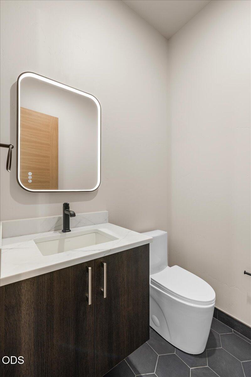 391 Clinton Street Ashland, OR 97520 - Photo 32 of 41 a bathroom with a toilet a sink and mirror