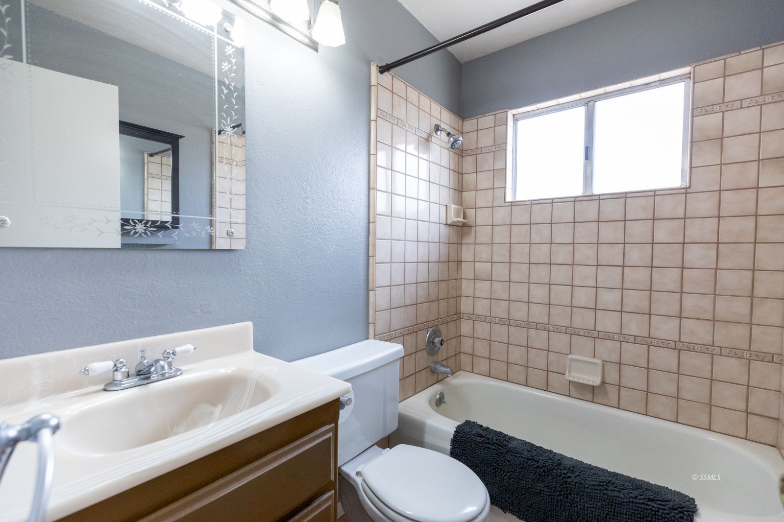 514 Suzanne Street Ridgecrest, CA 93555 - Photo 25 of 30 a bathroom with a sink toilet and shower