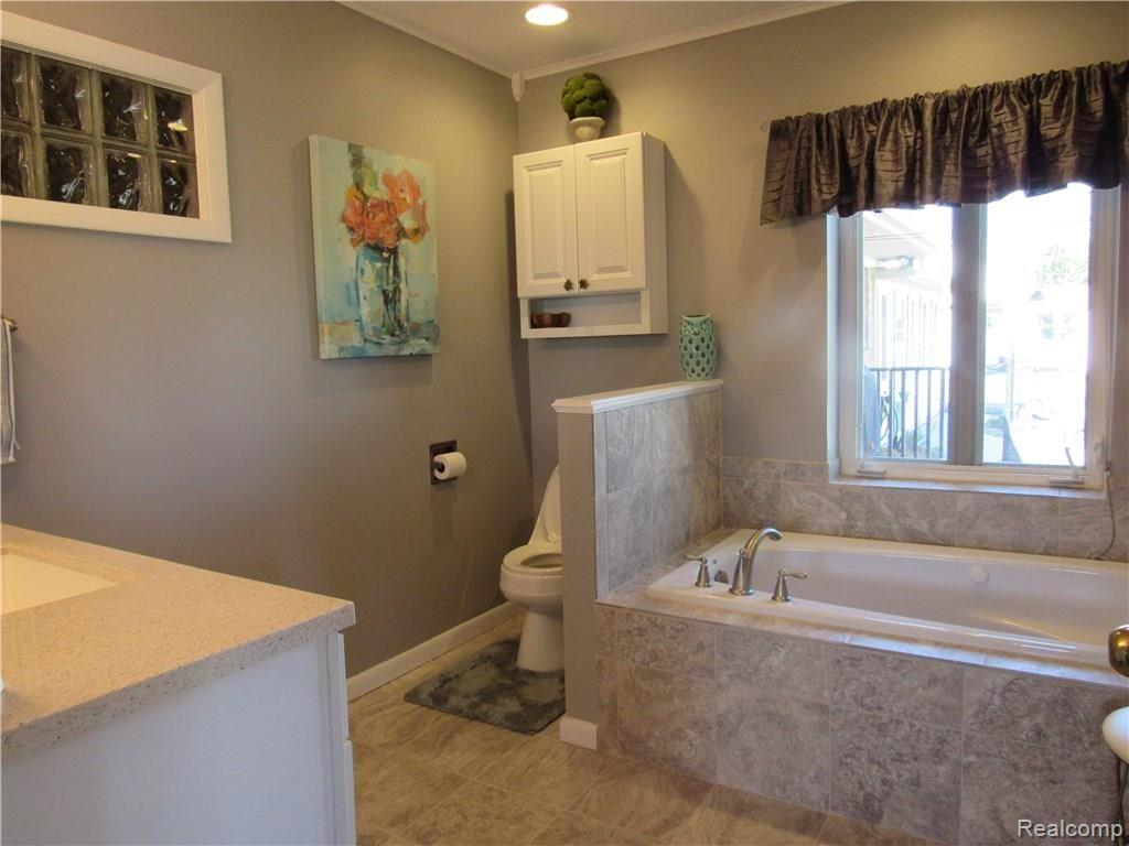 4068 Yankee Road St. Clair, MI 48079 - Photo 22 of 53 MASTER BATH WITH WHIRLPOOL TUB