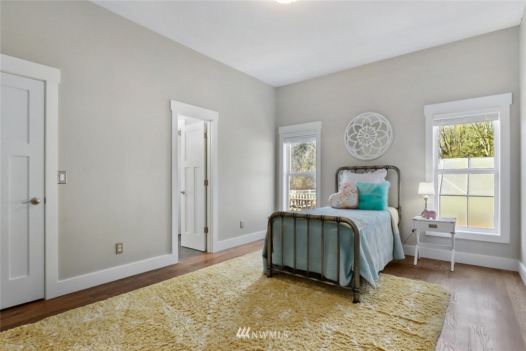 4458 Preston-Fall City Road Southeast Fall City, WA 98024 - Photo 21 of 40 a bedroom with a bed and a window