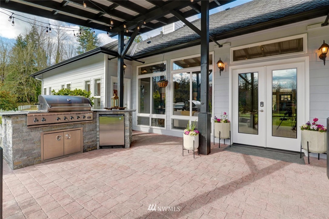 4458 Preston-Fall City Road Southeast Fall City, WA 98024 - Photo 28 of 40 a view of living room with granite countertop a barbecue grill and a table and chairs