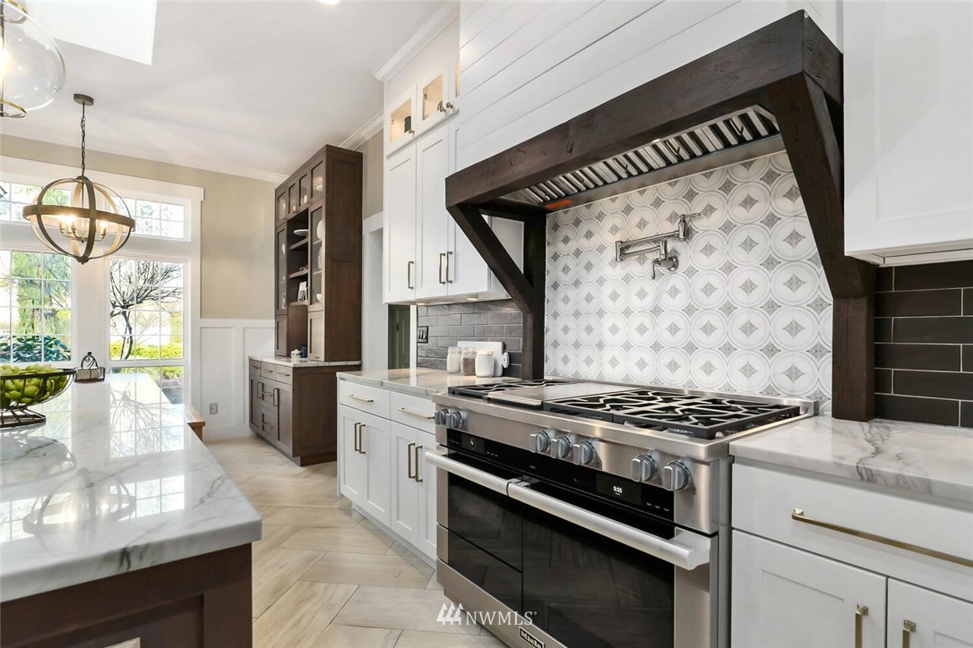 4458 Preston-Fall City Road Southeast Fall City, WA 98024 - Photo 9 of 40 a kitchen with granite countertop a stove and a white refrigerator