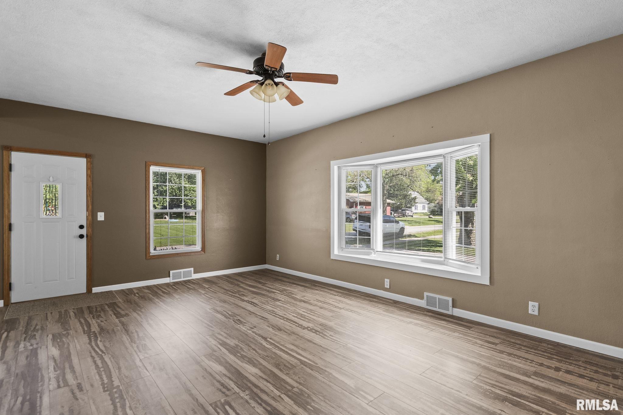 324 Edwards Street Nokomis, IL 62075 - Photo 7 of 47