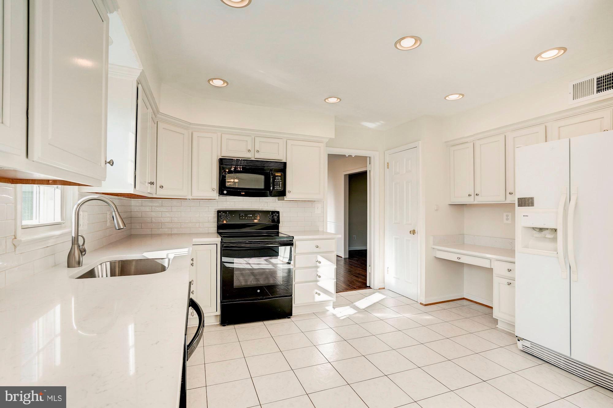 7915 Foxhound Road McLean, VA 22102 - Photo 6 of 19 New Gorgeous Quartz Countertops!