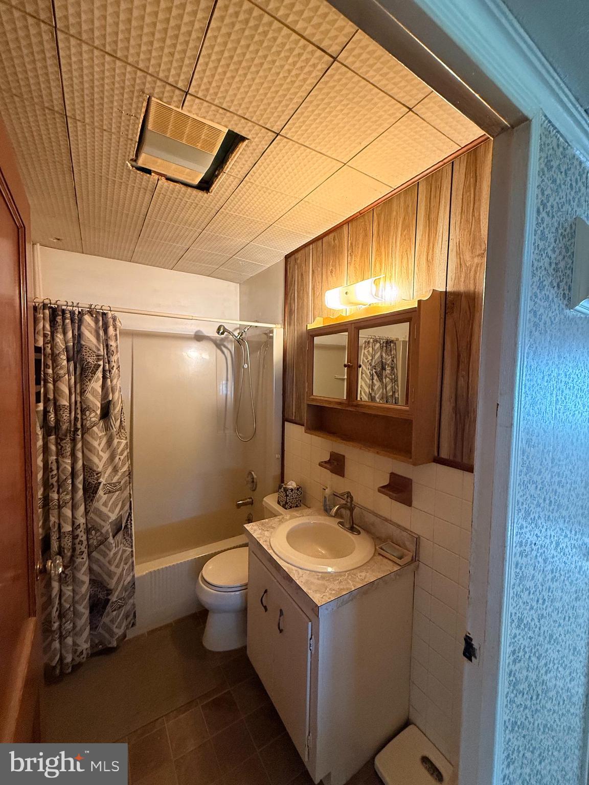 419 Iowa Avenue Delanco, NJ 08075 - Photo 5 of 14 a bathroom with a sink toilet and shower