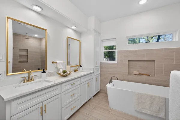 $835,000 | 32 Mellow Leaf Court, The Woodlands, TX 77381