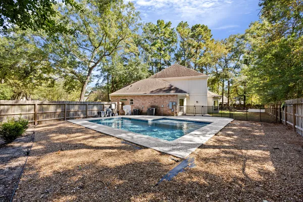 $835,000 | 32 Mellow Leaf Court, The Woodlands, TX 77381