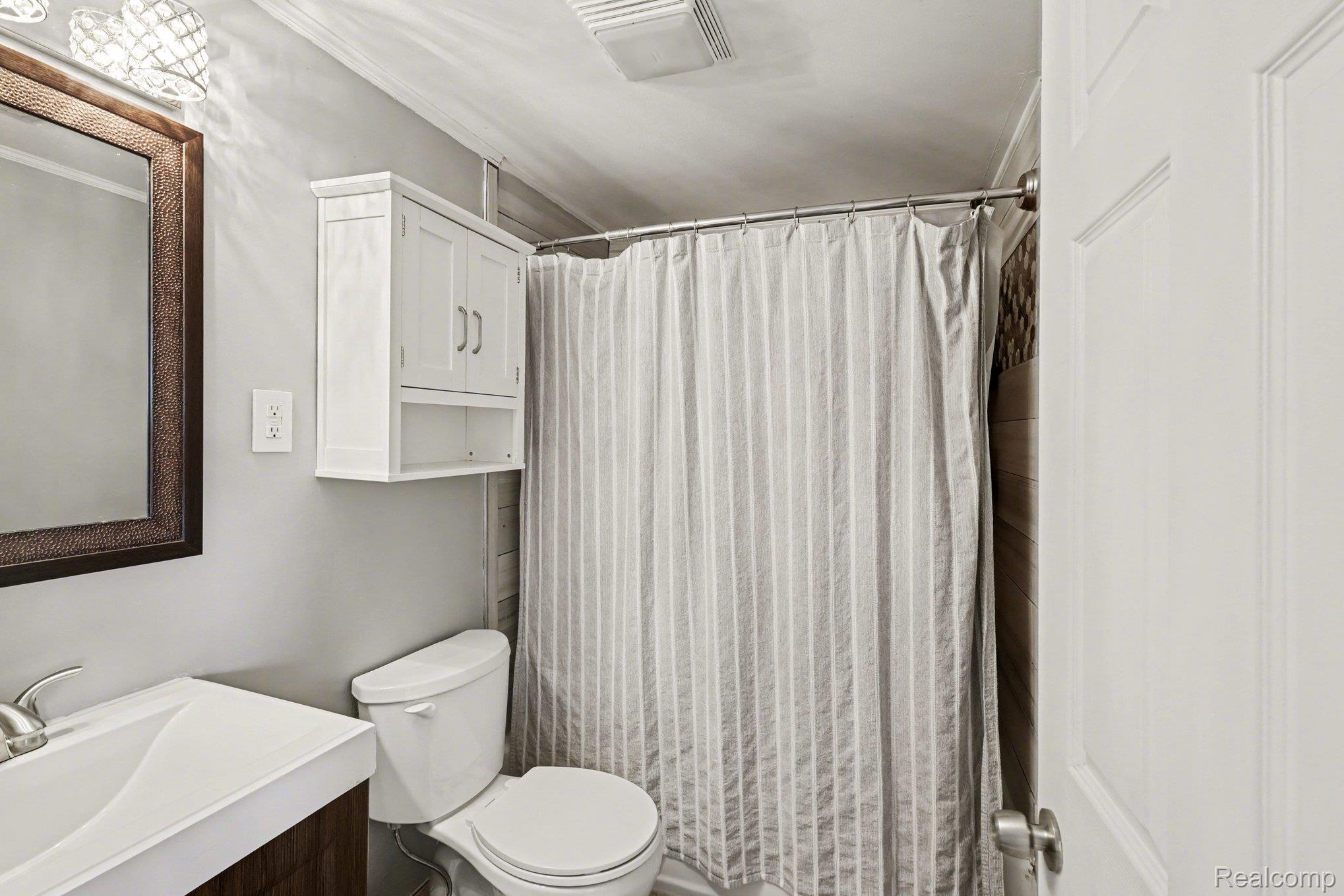 16485 Jennings Road Fenton, MI 48430 - Photo 22 of 27 Bathroom featuring vanity and curtained shower